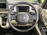 インテリアに合わせたデザインのステアリングは、運転される方のことも考え、運転しやすい形状、大きさです。是非一度、実際に触ってお確かめください。