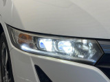 【LEDヘッドライト】悪天候や夜間走行時も良好な視界を確保し安心して運転できる高輝度LEDヘッドライトを装備!点灯速度が早く、消費電力も抑えられています。