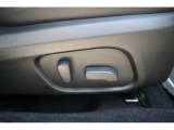 運転席と助手席には電動でシートポジションを調整できるパワーシートが装備!