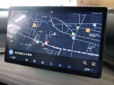 ダッシュボードの中心にありますメインモニターは12.8インチになります ナビゲーションはゼンリン製の地図データになりますので、日本車と同様にお使いいただけます