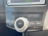【オートエアコン】一度お好みの温度に設定すれば、車内の温度を検知し風量や温度を自動で調整。暑い…寒い…と何度もスイッチ操作をする必要はありません。快適な車内空間には必須の機能ですね♪