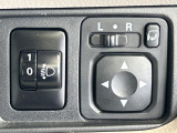 【電動格納ミラー】サイドミラーは電動格納式となっており、狭い駐車場でもキズがつくリスクを抑えられます。