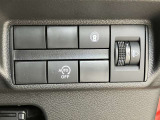 安全装備に関するボタンは運転席周りにまとめて設置されています