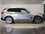 ☆BMWの前後重量配分50:50はエンジン自体をフロントタイヤよりも後ろにずらし、通常はエンジンルーム内に搭載される重量物であるバッテリーをトランクに移動させるなどして実現されています☆