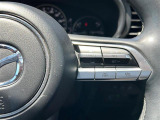 【マツダ・レーダー・クルーズ・コントロール(MRCC)】先行車との速度差や車間距離を認識し、設定した車速内で車間距離を自動で調整・維持することで、高速道路などでドライバーの負担を軽減します。