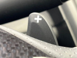 【パドルシフト】ハンドルから手を離さずに素早くシフトアップ&ダウンができるので、エンジンブレーキを使う下り坂や高速道路の合流で加速したい場面で役立ちます。