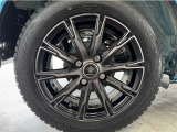 Aftermarketアルミホイール装着!Aftermarket品なので、車体とアルミホイールが同じ組み合わせのものになかなか巡り合うことがありません。個性溢れるこちらの車、いかがでしょうか。