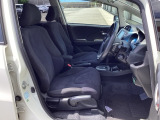 フロントは広々セパレートシート、運転席は、高さを調整できるハイトアジャスター付きです。