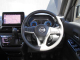 ステアリングハンドルです。オーディオコントロールスイッチが付いて運転中でも手元でオーディオの操作が出来て便利ですよ。