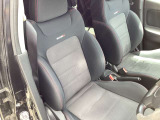 NISMO専用スポーツシート、nismoロゴ入り、レッドステッチ付