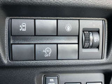 安全装備に関するボタンは運転席周りにまとめて設置されています