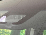 【三菱e-Assist】走行中に前方の車両等を認識し、衝突しそうな時は警報とブレーキで衝突回避と被害軽減をアシスト。より安全にドライブをお楽しみいただけます。