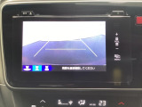 バックでの車庫入れも安心です! リアカメラが付いているバックモニター付のナビを装備しております。操作線もついており距離感も画面から確認できます。