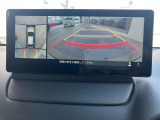 360度ビューカメラを搭載。4方の小型カメラの映像を処理し、車両真上からの映像に変換しています。