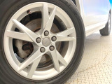 ●純正17インチアルミホイール:輸入車ならではの卓越した走りを支えるホイールと足回りです!日本車の走りに慣れている方にもぜひ体感して頂きたいほど、高いレベルでまとまっています!