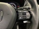 ステアリングホイールの右側がクルーズコントロールスイッチです。アクセルペダルを踏まずに一定速走行が出来るので、高速道路での走行がグッと快適になります。
