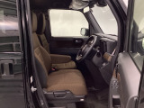自然な姿勢を保ち、体への負担をやわらげる運転席シートです!また、スムーズに乗り降りしやすいシート高なので快適です!