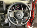ハンドルにHondaセンシング系のクルーズコントロールやレーンキープアシストなどのスイッチが装備されています。ハンドルから手を離さず安全に操作できます。