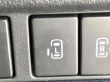【両側スライドドア】駐車場で隣の車との間隔が狭く乗りにくい時、スライドドアなら安心!ドアオープン時も幅を取らず、開口部が広いので乗り降りがとっても簡単です。大きな荷物の出し入れも後席から可能♪