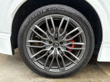メーカーオプションの21インチFSPORT Performanceアルミホイール(ダークメタリック塗装)装備♪ 前後タイヤサイズ235/50R21 MICHELIN PILOT SPORT 4SUV