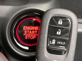 【Hondaスマートキー】カバンやポケットに入れたままでもドアの施錠・解錠が可能なスマートキーを装備。エンジンのオン・オフ時もカギを取り出す必要が無いからとっても便利です♪