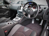 メーカーオプションのHDDナビ・ETC・オートエアコン・インテリジェントキー等を装備する運転席まわり。