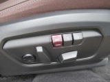 運転席メモリー付きフロント電動シート装備。