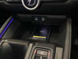 Qi(チー)規格対応のスマートフォンなどを置くだけでワイヤレス充電が可能です。