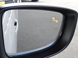 片側2車線の道路を走行中、車線変更をしようとして隣にクルマが来ているのに気が付かずヒヤっとしたご経験はありますか?こちらのクルマには左右後方から迫るクルマを検知する機能がついており、レーンチェンジの際