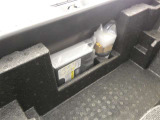 パンク修理剤とエアーポンプのセットです。スペアタイヤは装備していませんが空いたスペースを小物入れとして使用できます