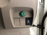 VSA装備車です。VSAはドライバーの操作と車の動きを見守っています。もし車の挙動が乱れたとき、4輪別々にブレーキをかけたり、エンジンパワーをしぼることによって車を安定させます。