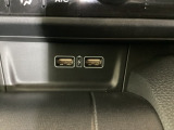 エアコン操作パネルの下に、スマートフォンなどの充電可能なUSB端子が2個ついています。移動中に充電もできるので便利です。