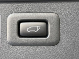 【パワーバックドア】スマートキーや運転席のボタンを押すだけでリアゲートが自動で開閉します!荷物を持っている時や、高い位置にあるバックドアを閉める際に便利な機能です♪