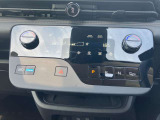 「オートエアコン」付き1年中快適な室内を提供!車内温度を設定すると、風量を自動で調節してくれます。前席シートヒーター完備☆