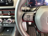 ステアリング左手側はオーディオ関連の操作スイッチです。視線を逸らすことなく運転に集中できます