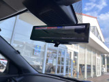 リアのカメラの画像を表示する『スマートルームミラー』で荷物いっぱいでも後部が見えます。