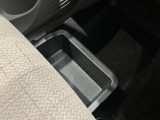 助手席の下にはトレーが付いていますので外部からも見られたくないものも収納出来ます。