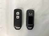 スマートキーを装備しています。鍵を差し込むことなくドアロックの開け閉めと、スタートボタン操作でのエンジンスタートができます。スペアキーも同じものを用意しております。
