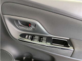 運転席パワーウインドウマスタースイッチです。車内の換気も運転席から簡単に行えます。ロック機能もついているので子供がイタズラして窓を開けるという事も防止できますよ。