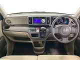 車内は光触媒抗菌消臭施工済です。スタイリッシュなデザインでスポーティなインパネ周りを演出します。グローブボックスやカップホルダーのほかにトレーなどたくさんの収納スペースが付いています。