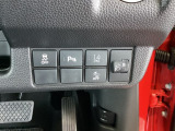 ハンドルの右側にはヘットライトレベライザーとHondaセンシング用のメインスイッチがついています。ヘッドライトレベライザーは道路状況や積荷の加重に応じてライトの高さを調節できます。