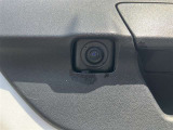 バックカメラ付きです。モニターと連動し車両後退時には後方の映像を映し出します。