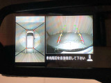 【アラウンドビューモニター】真上から見下ろした様に車の周囲を表示することで、駐車時の安全性と利便性を高めます☆