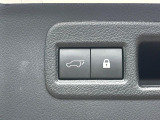 【パワーバックドア】スマートキーや運転席のボタンを押すだけでリアゲートが自動で開閉します!荷物を持っている時や、高い位置にあるバックドアを閉める際に便利な機能です♪
