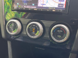 【オートエアコン】一度お好みの温度に設定すれば、車内の温度を検知し風量や温度を自動で調整。暑い…寒い…と何度もスイッチ操作をする必要はありません。快適な車内空間には必須の機能ですね♪