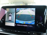 ギアをバックに入れると自動でこのような画像がモニターに表示されます。目視では見えない部分も見えて安心ですね。