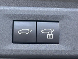 【パワーバックドア】スマートキーや運転席のボタンを押すだけでリアゲートが自動で開閉します!荷物を持っている時や、高い位置にあるバックドアを閉める際に便利な機能です♪