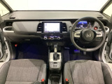 車内は光触媒抗菌消臭施工済です。インパネ周りはスタイリッシュなデザインで機能や装備も充実しています。グローブボックスやカップホルダーのほかにトレーなどたくさんの収納スペースが付いています。
