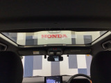 サンルーフ付きです!太陽光などにより車内が明るくなることで解放感を感じることが出来、風切り音や走行音などが少なく快適に会話や音楽を楽しめます。