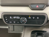 【オートエアコン】一度お好みの温度に設定すれば、車内の温度を検知し風量や温度を自動で調整。暑い…寒い…と何度もスイッチ操作をする必要はありません。快適な車内空間には必須の機能ですね♪
